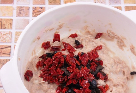 1. Этап. Сельдерей, фаршированный тунцом: Маслины и вяленые томаты нарезать мелкими кубиками. Выложить их в сырно-рыбную начинку, перемешать.