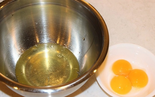 1. Этап. Норвежская запеканка с рыбой и макаронами: 4. Отделите белки от желтков.