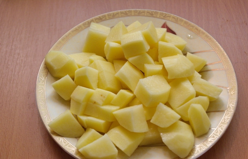 1. Этап. Борщ с пельменями: Для приготовления Борща с пельменями нам необходимо очистить овощи. Так, очищаем картофель и нарезаем кубиком. Слишком мелко не режим, ибо в готовом борще мелкие кубики разварятся. Перекладываем картофель в кастрюлю, заливаем 2 литрами воды и ставим на огонь.