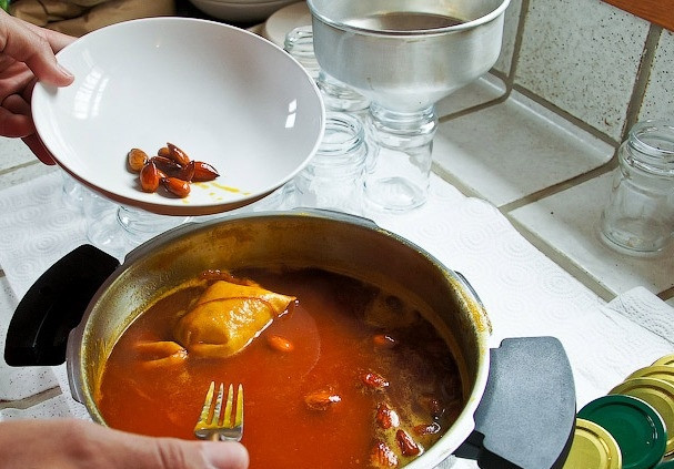 1. Этап. Джем из кактуса: Миндаль вытащить из джема.