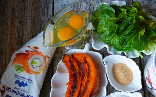 1. Этап. Тыквенно-шпинатные оладьи на творожном сыре: Приготовить продукты. Тыкву запечь заранее. Они должны быть комнатной температуры, для дрожжевого теста это важно..