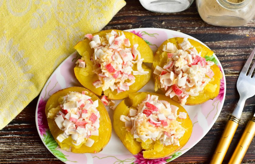 1. Этап. Крабовый салат как в Крошке-картошке: Сверху на картофель выложите крабовый салат и подайте его к столу. Приятного аппетита!