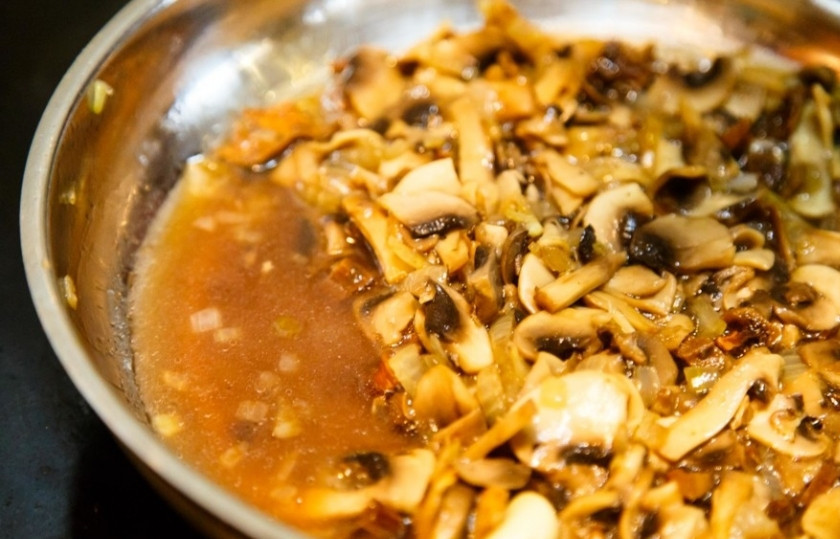 1. Этап. Соус к пасте: Далее влейте воду, в которой размокали грибы. Выпарите грибной бульон.