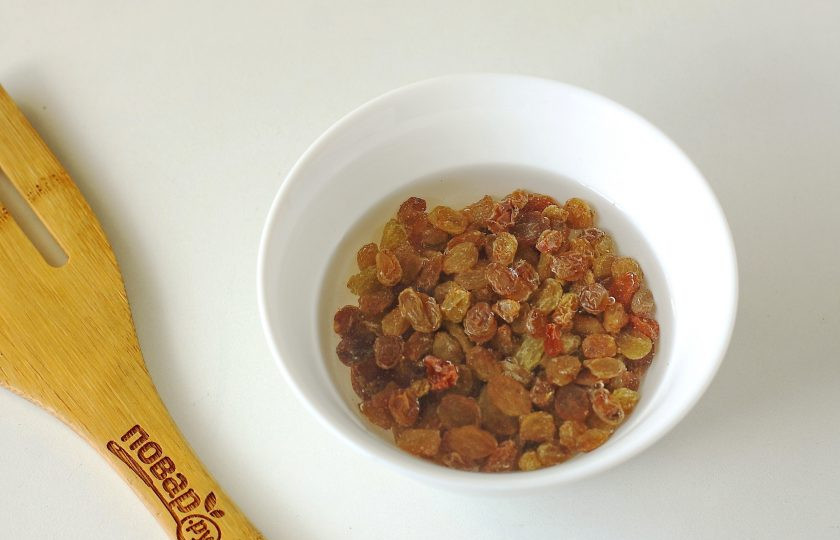 1. Этап. Постное печенье с изюмом: Изюм замочите в горячей воде на 10 минут.