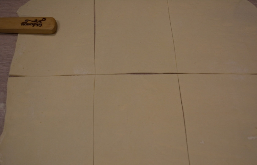 1. Этап. Конвертики из слоеного теста: На каждый прямоугольник выложите начинку. Это может быть шоколад, свежая вишня, густое варенье, джем, орехово-сахарная начинка, творог.