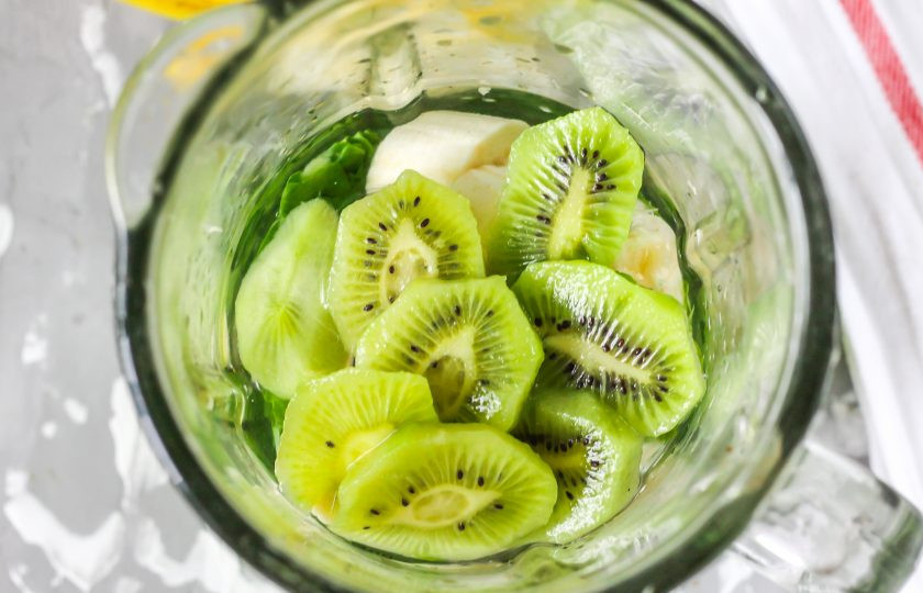 1. Этап. Смузи со шпинатом, киви и бананом: Влейте минеральную воду без газа или отфильтрованную, по желанию можете заменить ее кефиром любой жирности, ряженкой или молоком, но помните, что молочные напитки могут свернуться из-за фруктовой кислоты, поэтому пить смузи нужно будет сразу же после приготовления. На этом же этапе вы можете добавить мёд, сахар или другой подсластитель, если вам будет недостаточно сладости банана.