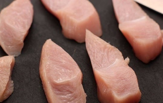 1. Этап. Грудка индейки в духовке: Индейку вымойте, удалите кожу и пленочки. Порежьте индейку на одинаковые кусочки и немного (совсем чуть- чуть) отбейте их. Посыпьте индейку солью и перцем. Положите кусочки на противень, полейте соусом. Поставьте противень в духовку, разогретую до 220 градусов, и готовьте примерно 40-50 минут. После этого можно подавать индейку к столу.