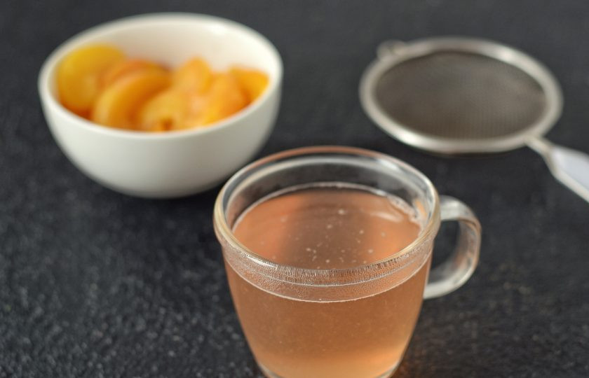 1. Этап. Персиковый чай: Процедите сироп через сито. Персики можно потом съесть отдельно.