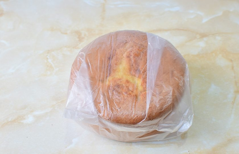 1. Этап. Бисквит в разъемной форме: Остывший бисквит заверните в пакет и уберите в холодильник на ночь. Он отлежится и будет хорошо резаться.