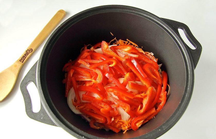 1. Этап. Салат Кубанский с капустой на зиму: Перец нарежьте небольшой соломкой.