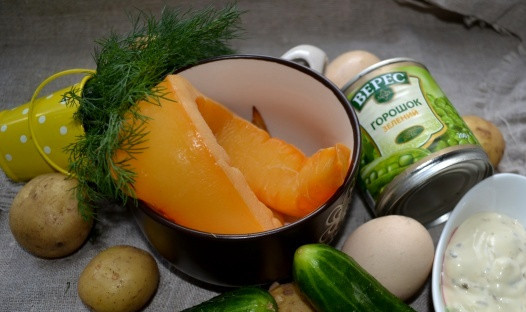 1. Этап. Салат Mинутка: Итак, подготавливаем все необходимые ингредиенты: картофель и яйца предварительно отвариваем, огурцы и свежую зелень промываем.