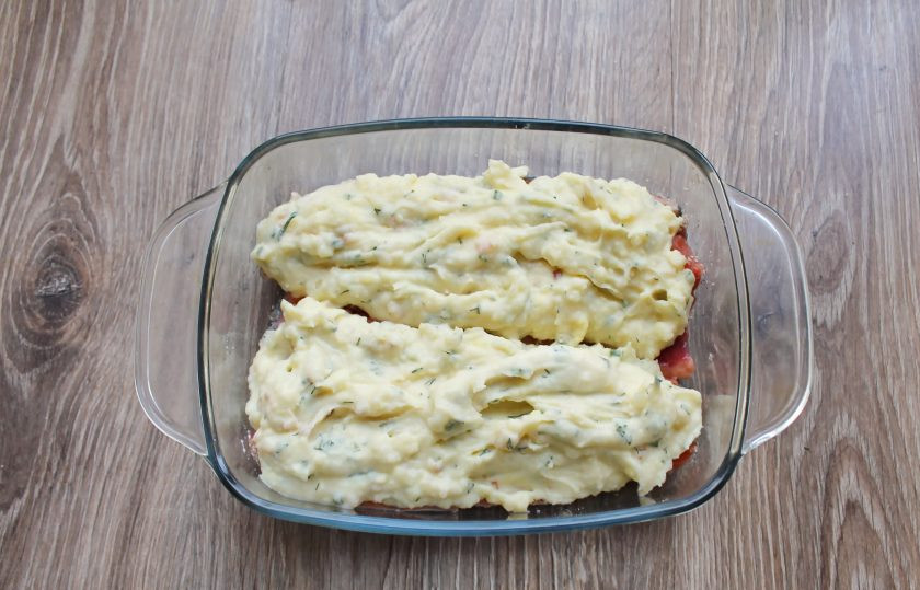 1. Этап. Форель под шубой в духовке: Полностью закройте картофельной массой филе форели.