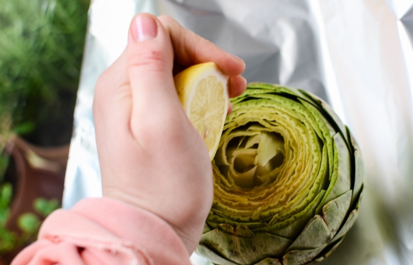 1. Этап. Артишоки в духовке: Выдавите в мякоть артишока сок лимона.