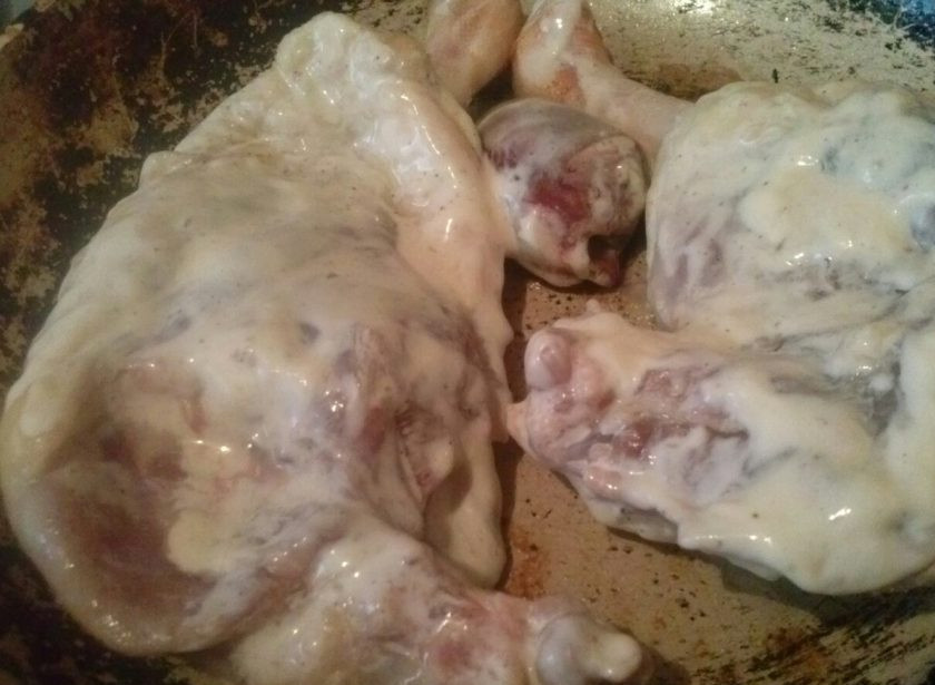 1. Этап. Утка тушеная по-деревенски: 2. Если у вас есть казан — великолепно! Готовьте птицу прямо в нем, а после и тушите тоже. У меня, к сожалению, его нет, поэтому я обошлась сковородой с толстым дном и обычной кастрюлей. Обжарьте до румяного цвета окорочка с обеих сторон.