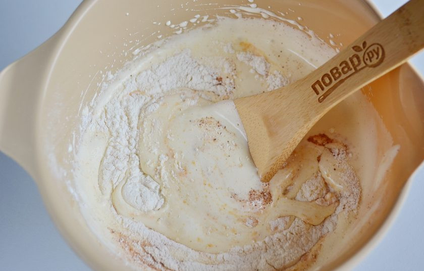 1. Этап. Тыквенный рулетик: Добавьте в пышную яичную массу муку, разрыхлитель, корицу, щепотку соли, тыквенное пюре.