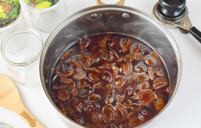 1. Этап. Варенье из сливы без косточек: Утром варенье снова нужно довести до кипения и проварить. Но в этот раз проварите его чуть дольше, крышкой накрывать не нужно.