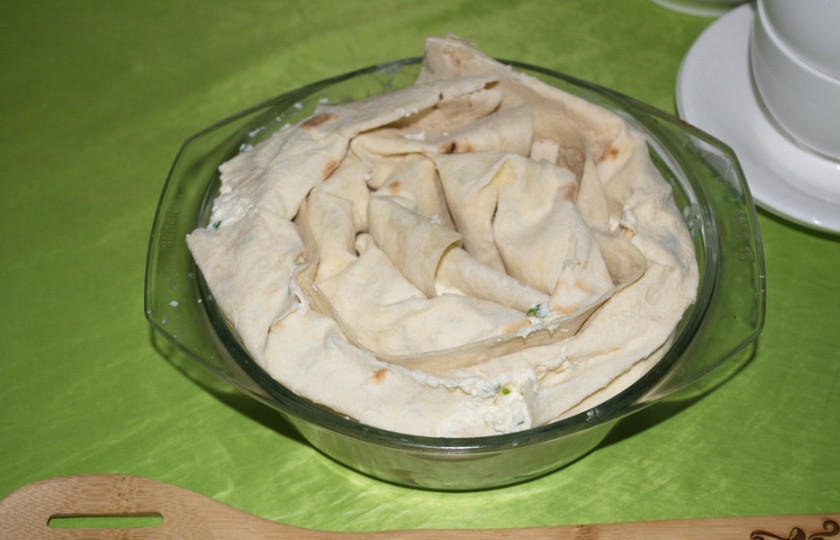1. Этап. Ачма из лаваша с творогом: Прежде чем укладывать лаваш в форму, смажьте ее маслом, чтоб лаваш не прилип.