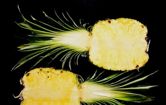 1. Этап. Салат с куриным филе, ананасом и зеленой фасолью: 1. Разрежьте ананас на 2 половинки.