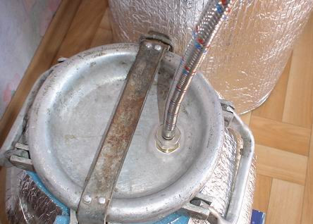 1. Этап. Самогон из арбуза: 3. Оставим в таком вод виде на две недели в теплом месте. Когда пузырьки перестанут выделяться - напиток готов!