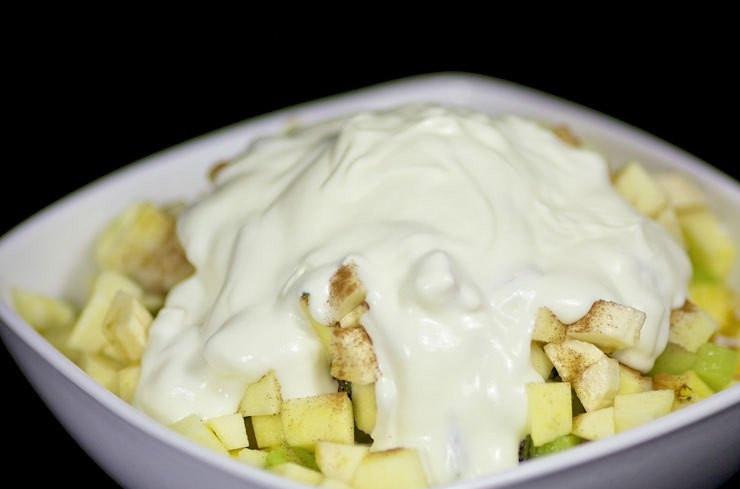 1. Этап. Фруктовый салат Витамин: 4. Залейте салат любым йогуртом (можно сметаной).