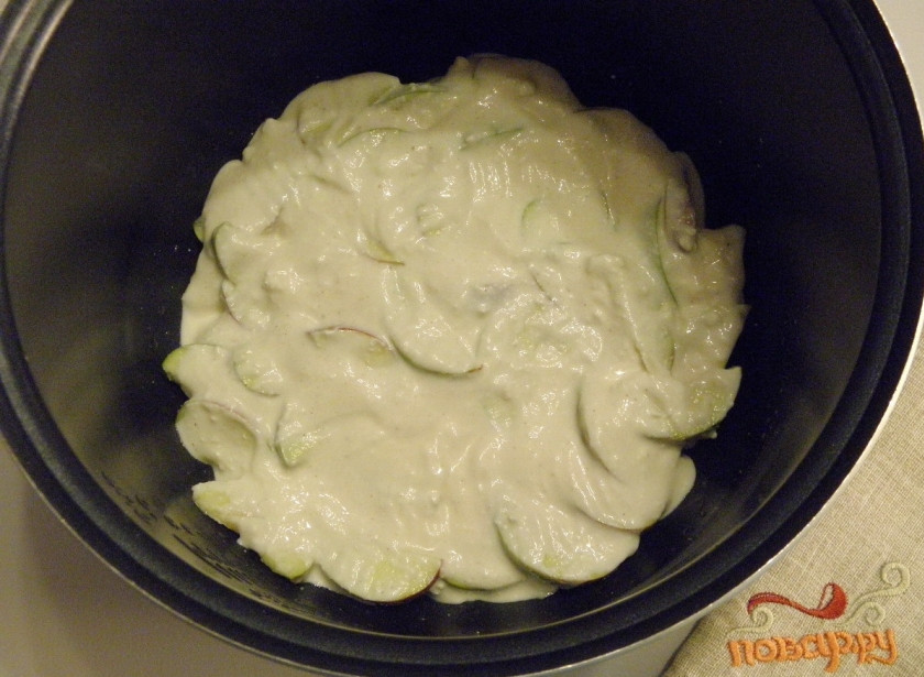 1. Этап. Диетическая выпечка в мультиварке: Смешайте творог со сметаной, яйцом и чайной ложечкой меда, добавьте имбирь и корицу. Распределите эту массу по яблокам.