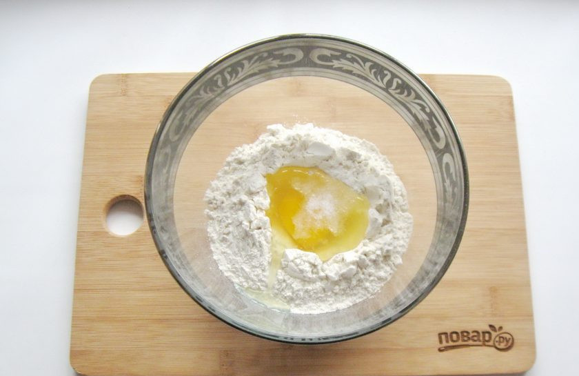 1. Этап. Тесто для вареников на минералке: Добавьте соль и сахар.