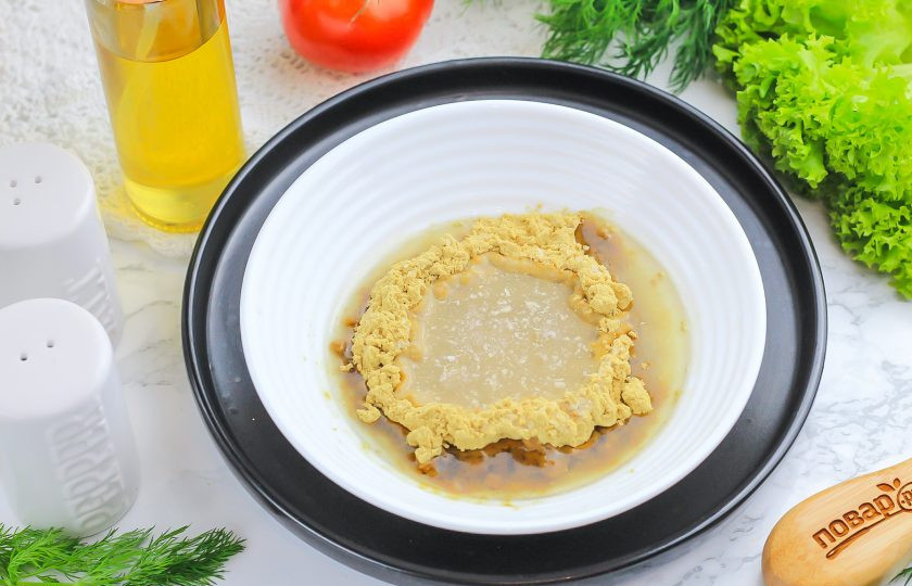 1. Этап. Горчица на сахаре Для сильных духом: Влейте растительное масло без аромата и рассол. Рассола может потребоваться чуть больше или чуть меньше в зависимости от того, какой консистенции горчицу вы любите.