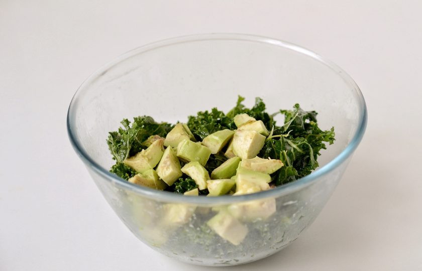 1. Этап. Салат с кейлом и авокадо: Авокадо очистите от кожуры, нарежьте кубиками. Добавьте в миску.