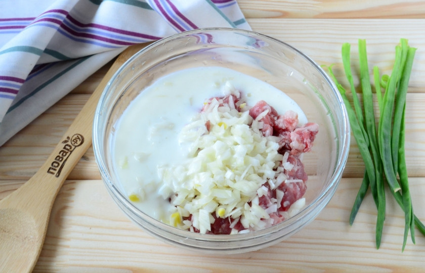 1. Этап. Фитчи: Подготовьте начинку. Смешайте говяжий фарш, измельченный лук, кефир, соль и перец. Обратите внимание: кефира можно добавить меньше, но сочности немного убудет. Хорошенько перемешайте всю начинку и поставьте ее на 30 минут в холодильник.