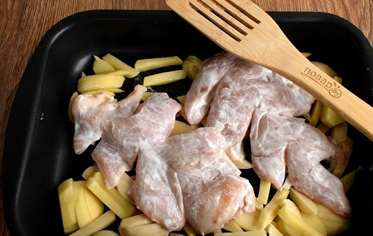 1. Этап. Сочные куриные грудки в сметане: Духовку разогрейте до 180°C. Картофель очистите, нарежьте брусочками, выложите в форму для запекания. Сверху выложите куриные грудки, лук и грибы.