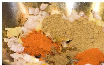 1. Этап. Классическое куриное карри: Добавьте специи - порошок красного чили, порошок кориандра, гарам масало и куркуму.