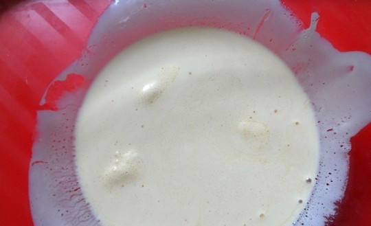 1. Этап. Пирог Морковник: Растопите на водяной бане или в микроволновке маргарин с мёдом.