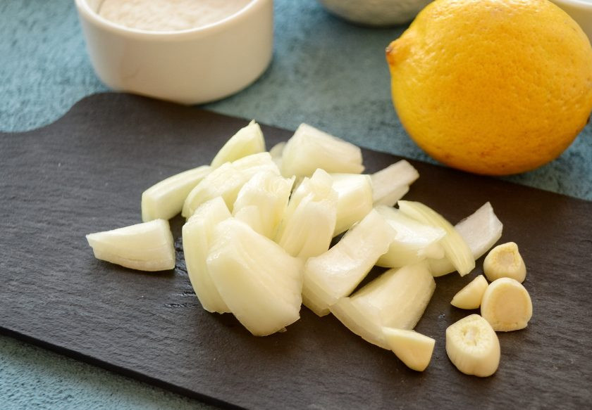 1. Этап. Постный фалафель: Очистите лук и чеснок, нарежьте на крупные кусочки.