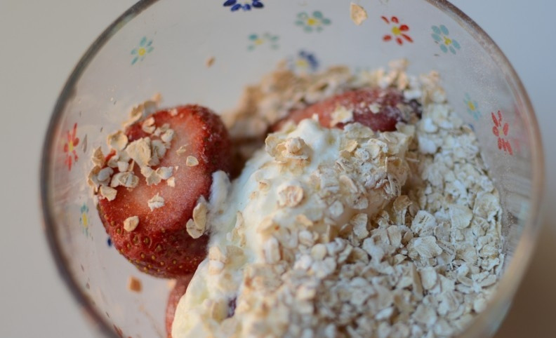 1. Этап. Клубничный смузи с овсянкой: Добавить сахар, йогурт и овсянку.