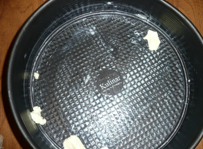 1. Этап. Ореховый торт без муки: Форму для выпекания смажьте маслом.