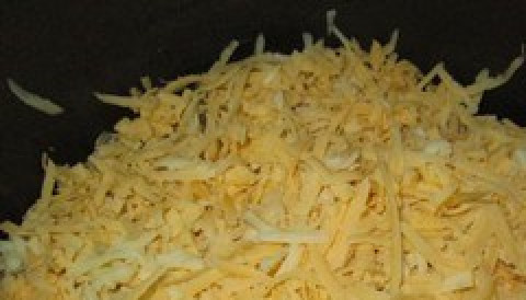 1. Этап. Курица с ананасами в мультиварке: 3. Сыр натираем на крупной терке,и посыпаем сверху ананасы.