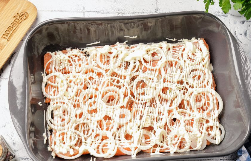 1. Этап. Форель под майонезом и сыром: Сверху нанесите сеточку из майонеза. Можно использовать специальное приспособление или воспользоваться обычным целлофановым пакетом, срезав у него немного уголок.