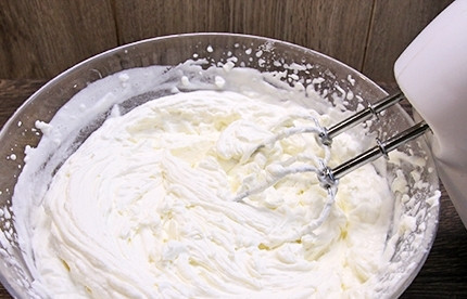 1. Этап. Крем из сыра маскарпоне: Добавляем маскарпоне и на небольшой скорости взбиваем-размешиваем. Не стоит взбивать долго, нам необходимо только добиться однородной консистенции крема.