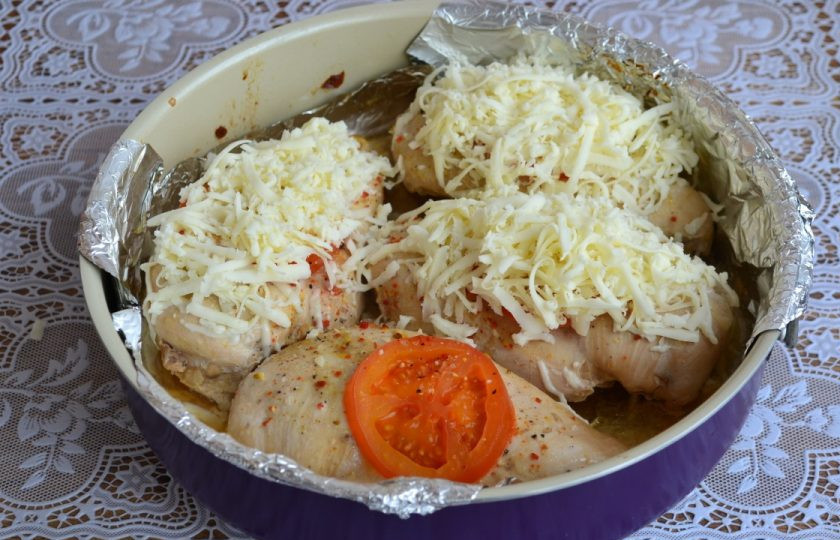 1. Этап. Курочка под шубкой: 8. Посыпаем натертым сыром и снова отправляем в духовку на 10 минут.