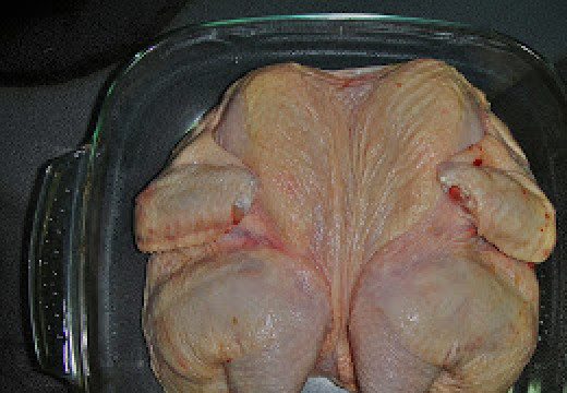 1. Этап. Курица в йогурте в духовке: Курицу разрезать ножницами вдоль позвоночника и уложить в форму для запекания.