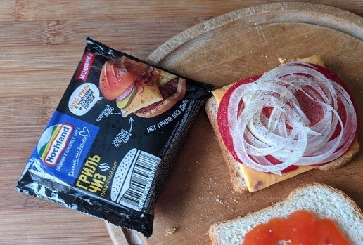 1. Этап. Сэндвич Брайбриджи: Другой тост (со стороны несмазанной маслом) намазываем соусом или чатни. У меня кисло-сладкий Вьетнамский соус 