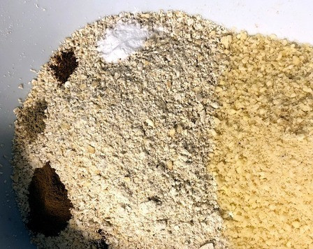 1. Этап. Овсяные маффины с яблоком и клюквой: 5. Измельчаем овсянку кухонным комбайном. 6. Измельчаем миндаль кухонным комбайном. 7. Добавляем специи и соду. Все перемешиваем.