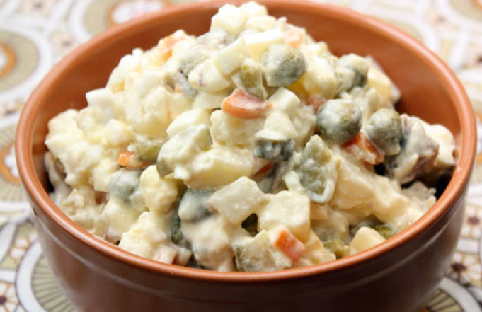 1. Этап. Салат Оливье с солеными огурцами: В самом конце добавляем измельченные соленые огурцы и консервированный горошек (без жидкости). Заправляем салат майонезом и подаем на стол (перед подачей охлаждаем). Приятного аппетита!