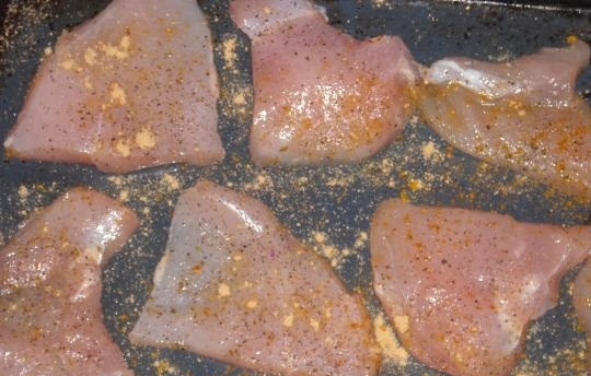 1. Этап. Куриное филе с помидорами и сыром: Разогрейте духовку до 180 градусов. Налейте на противень масло. Выложите на противень отбитое куриное филе. Посыпьте его приправой.