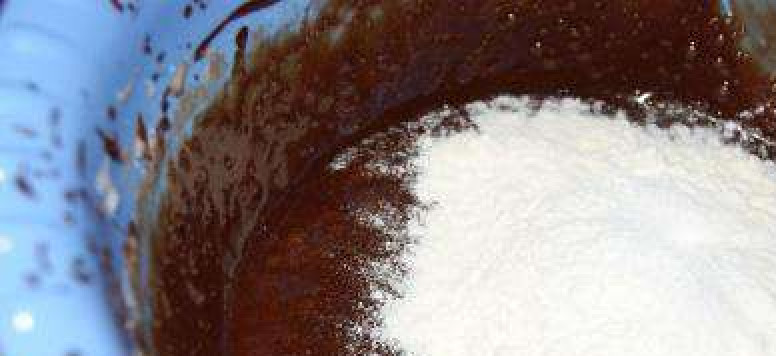 1. Этап. Самые шоколадные печенья: Добавьте муку, разрыхлитель и соль. Перемешайте и замесите тесто.