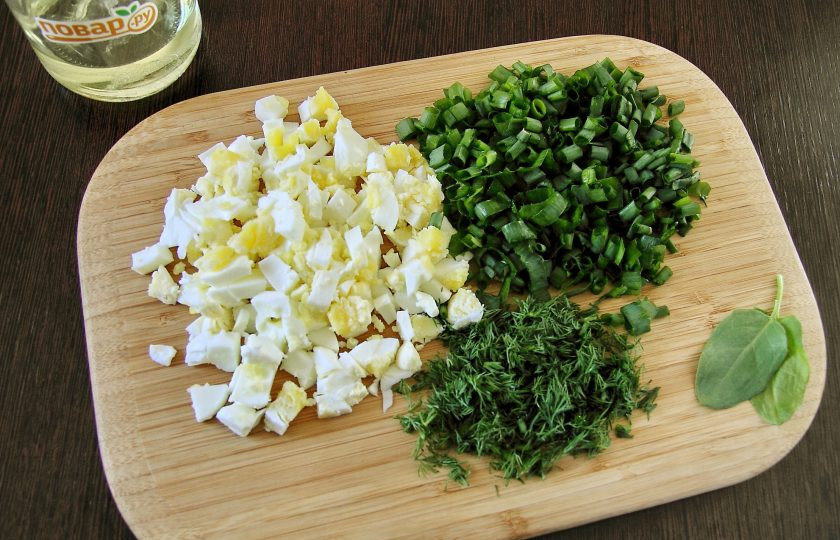 1. Этап. Летний суп с яйцом: Нарежьте кубиками вареные яйца, зелень измельчите мелко ножом.