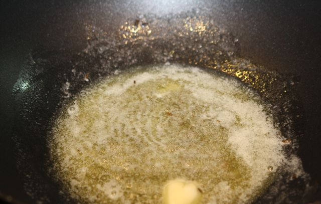 1. Этап. Кролик, тушеный с овощами: Разогрели на сковороде масло со специями.