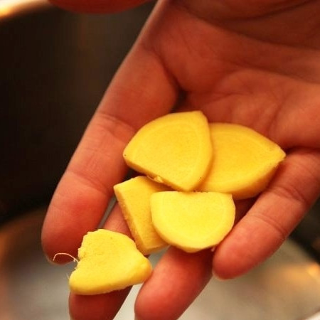 1. Этап. Маринованные сливы: Берем маленькую кастрюльку, кладем в нее нарезанный небольшими ломтикам имбирь.