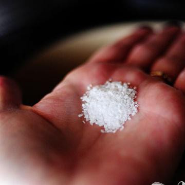 1. Этап. Тушеная говядина с пивом и паприкой: Далее, добавьте немного соли.