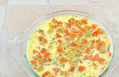 1. Этап. Рыба с луком и морковью: Залейте в форму яичную смесь, а затем поставьте форму в разогретую до 180 градусов духовку. Выпекайте 30 минут.